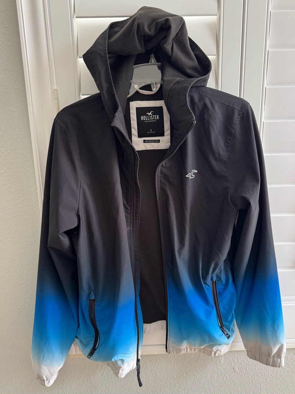 Hollister Epic Flex men’s Small black/blue dip dyed jacket windbreaker coat